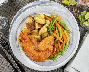 Pechuga asada  con papas al perejil